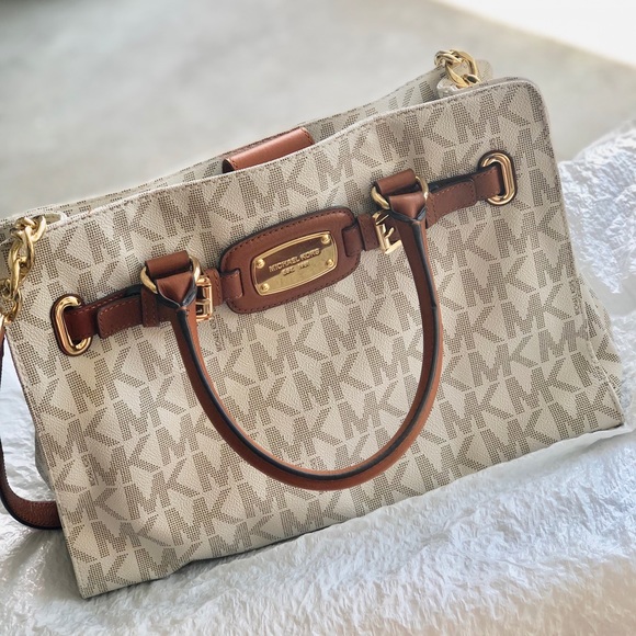 Michael Kors Handbags - Authentic Michael Kors purse